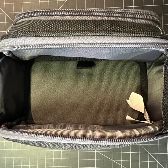 VGUC Kenneth Cole Reaction nylon bag - Picture 8 of 8